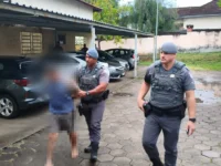 Homem procurado por roubo é preso após tentar fugir pelo telhado em Mogi Mirim