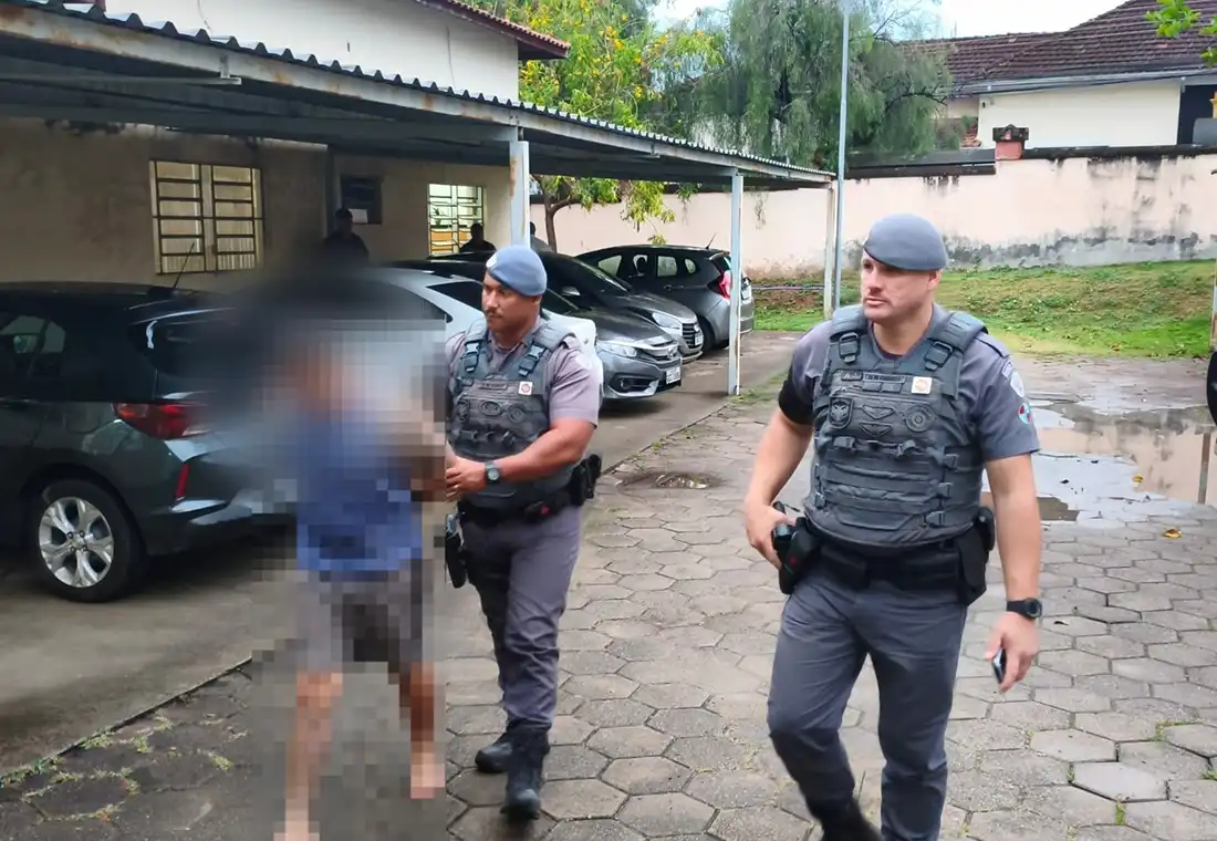 Homem procurado por roubo é preso após tentar fugir pelo telhado em Mogi Mirim