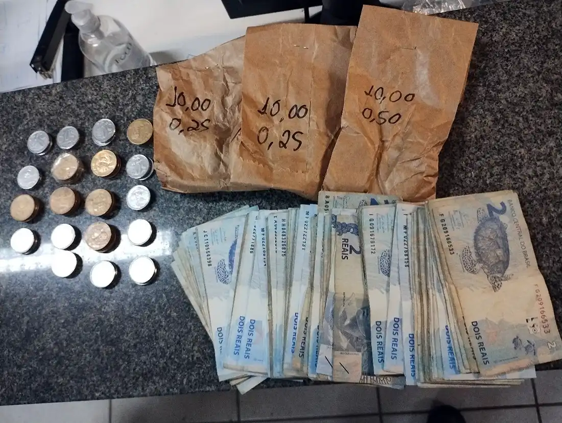 Homem invade supermercado, cai do forro e é preso em flagrante por furto, em Mogi Guaçu