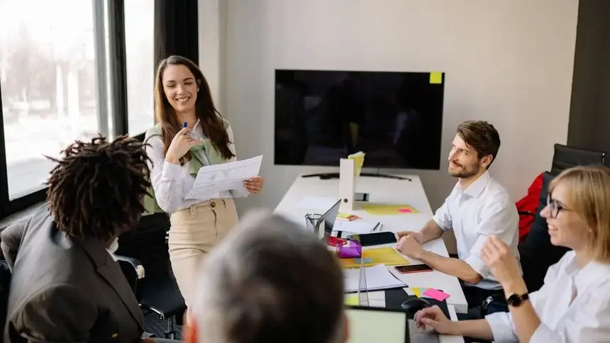 Foto ilustrativa de colegas reunidos em um escritório, conversando e compartilhando ideias.