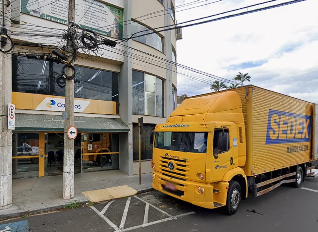 Fachada da agência dos Correios na Avenida Marechal Castelo Branco, em Mogi Guaçu, com caminhão Sedex estacionado em frente.